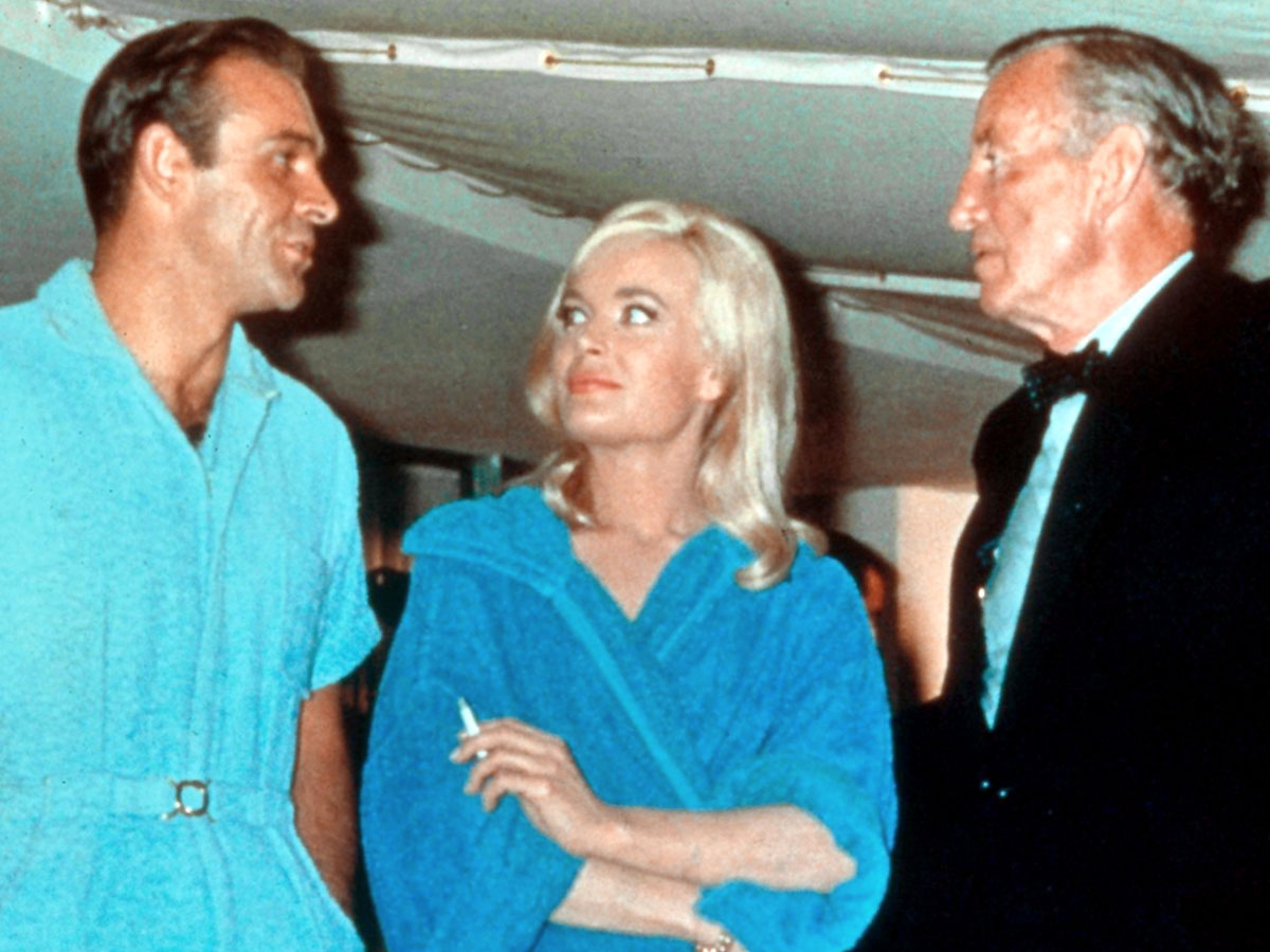 Шон Коннери с актрисой Ширли Итон и «отцом» Джеймса Бонда - писателем Яном Флемингом (1964) - 345 ф. ст.