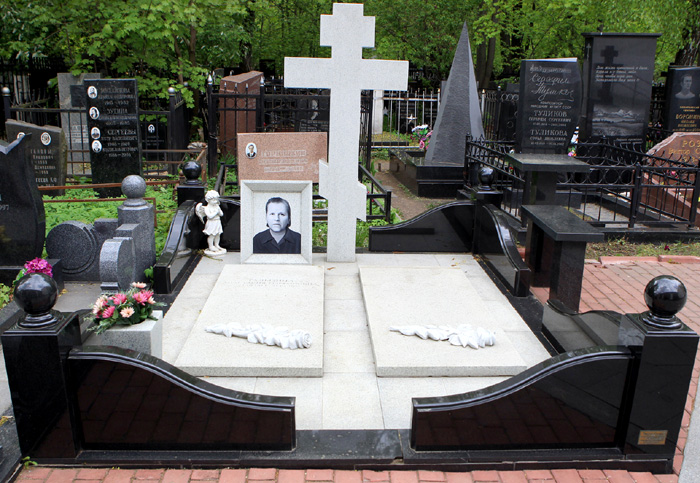 Валентина Илларионовна часто навещает маму на Ваганьковском кладбище