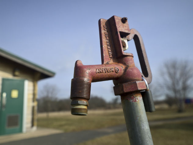 Труба соблазнила подростка