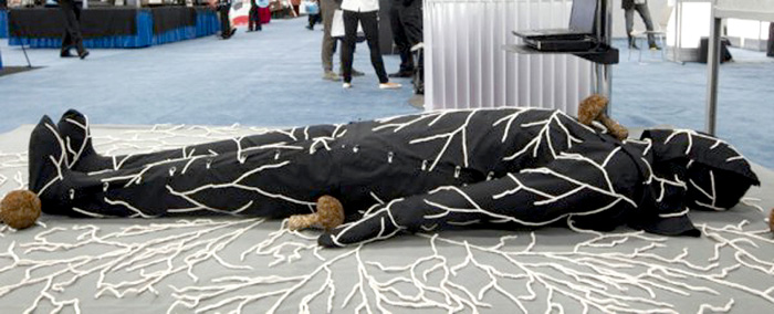 Один из вариантов утилизации: тело предают земле в экологичном саване, опутанном спорами грибов