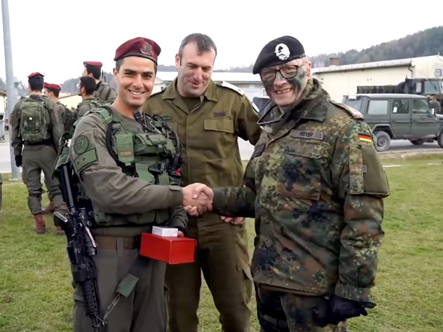 Израиль является нашим реальным если не союзником, то надежным деловым партнером. Это одно из немногих стран, не поддержавших западные санкции против России. Год назад, кстати, премьер Биньямин Нетаньяху приезжал в Москву на акцию «Бессмертный полк» и прошел по Красной площади с портретом Героя Советского Союза Вольфа Виленского