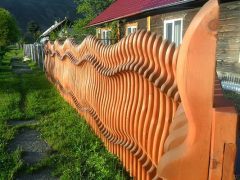 Оригинальные заборы для дачи. Фото: Dekoriko