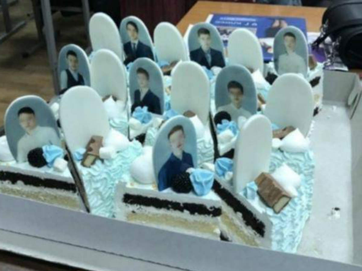 выпускникам подарили торт с надгробиями
