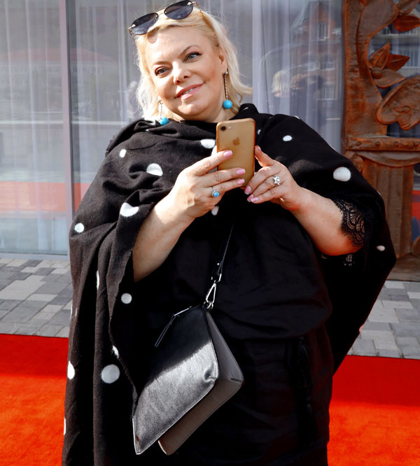 Яна Поплавская не выпускала из рук айфон 24/7: она всегда на связи с молодым мужем Женей