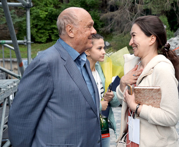 Меньшов с куратором своей ретроспективы - Катей Меньшовой. Ничего не подумайте: они просто однофамильцы