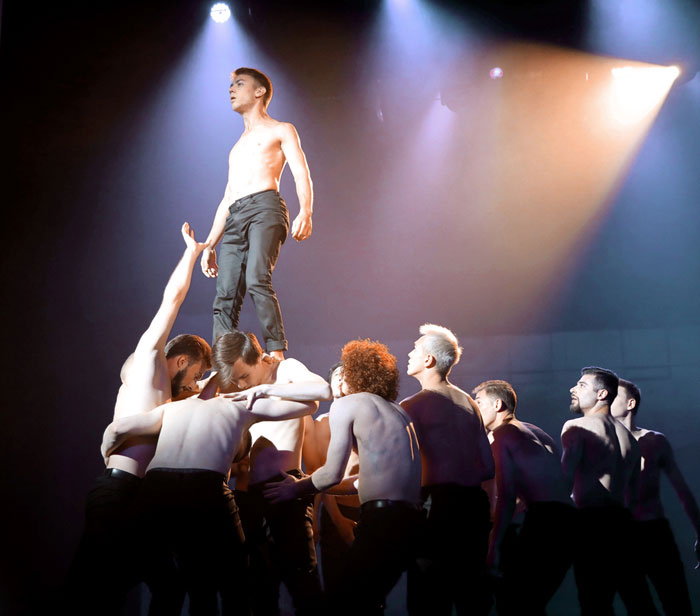 На открытии фестиваля гостей развлекали полуголые парни