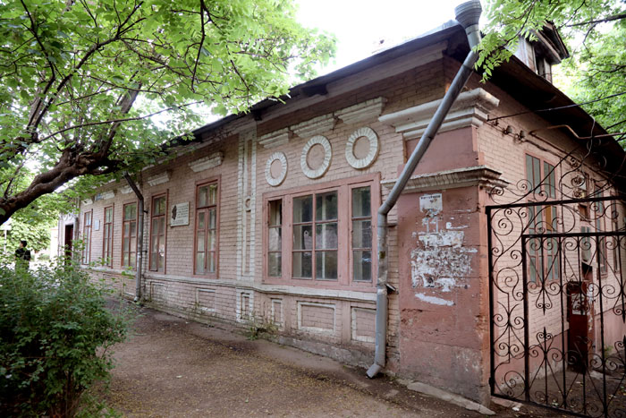 Не находите, что Лермонтов на барельефе на доме, где писатель провел ночь перед роковой дуэлью, - вылитый Владимир Ильич Ленин?