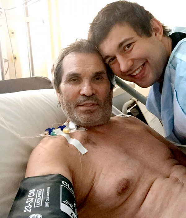 Селфи - это первое, что сделал сын продюсера, когда тот вышел из комы