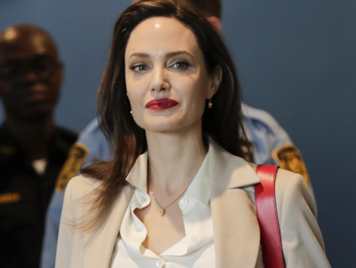 Анджелина Джоли