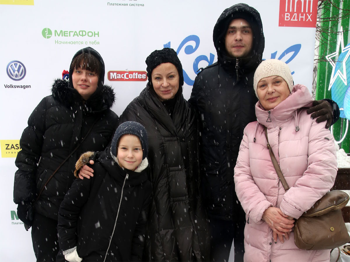 Евгения Добровольская (в центре), её дочь Настя, сын Николай с девушкой Владой (слева) и её свекровь Светлана Александровна (справа)