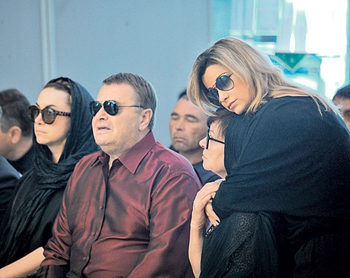 Ольга Орлова (справа), родители и сестра артистки на прощании с ней в «Крокус Сити Холле»