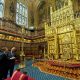 Зал заседаний Палаты лордов представляет собой богато украшенную комнату размером 13,7 на 24,4 метра. В южной стороне помещения находится трон под балдахином, где во время церемонии открытия Парламента восседает монарх Великобритании