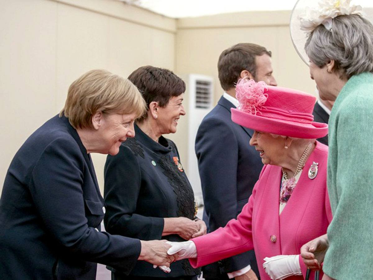 Королева приветствует Ангелу Меркель как представителя страны-союзника во Второй мировой войне
