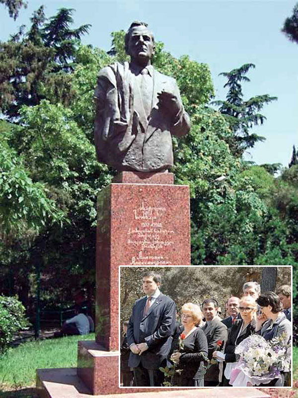 Памятник Собчаку в Тбилиси открыл Михаил Саакашвили в 2004-м. Нарусова с дочкой, разумеется, тоже притащились