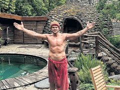 Яглыч предпочел кинопросмотрам британскую баню. Фото: Instagram**.com