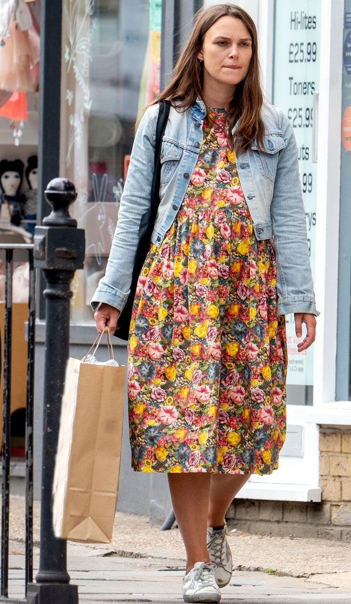 На улицах Лондона Кира еще больше нагуливает аппетит (платье: Marni - $1040)