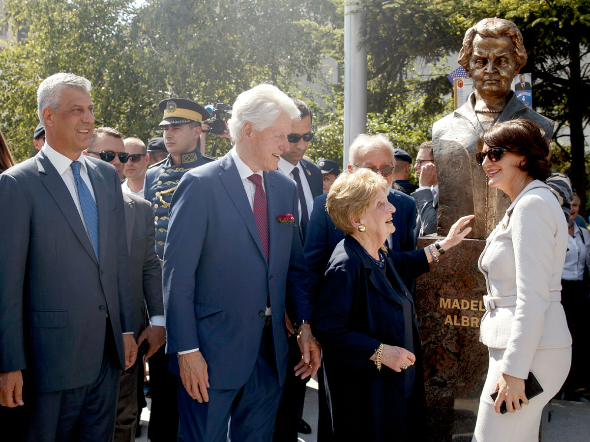 Мадлен Олбрайт (вторая справа) с Биллом Клинтоном и президентом Косово Хашимом Тачи