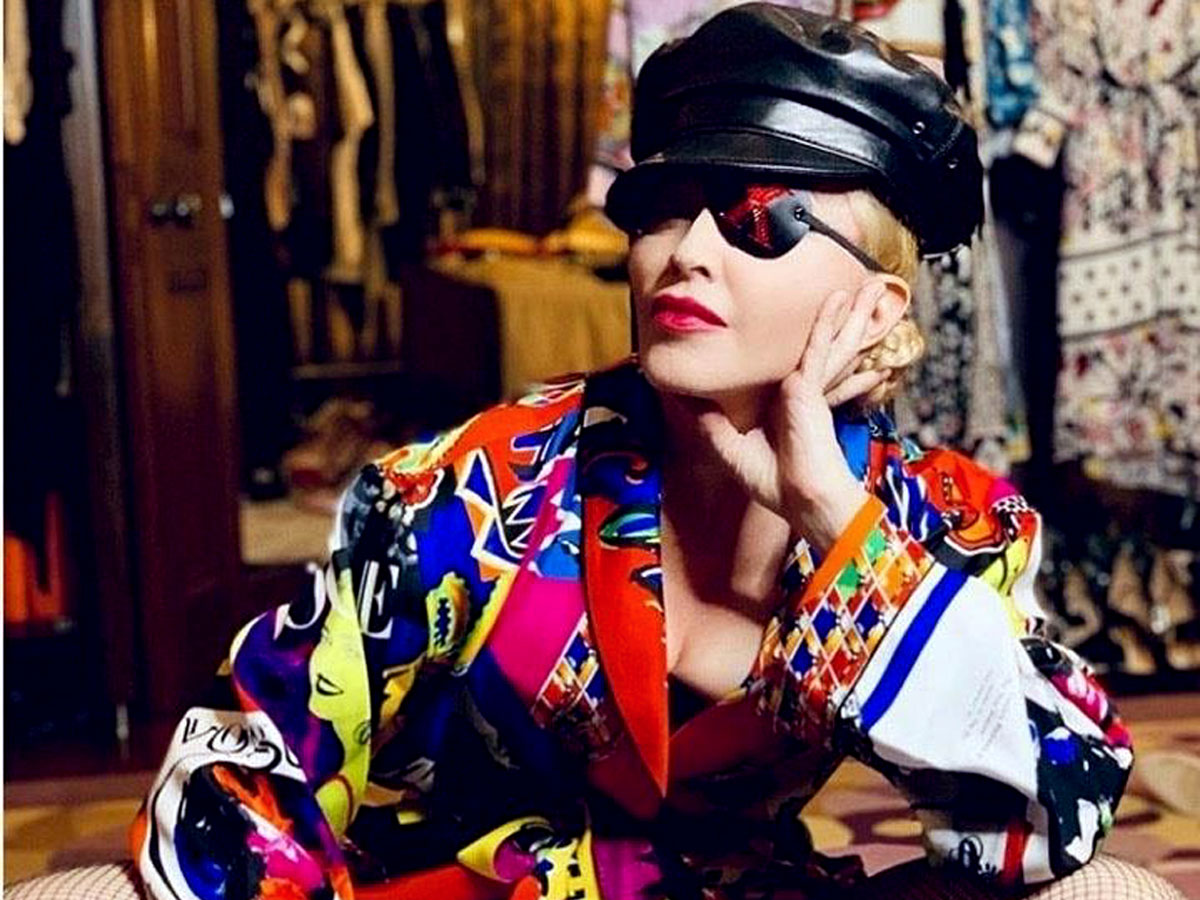 Эксплуатация сексуального имиджа 60-летней женщиной вызывает насмешки