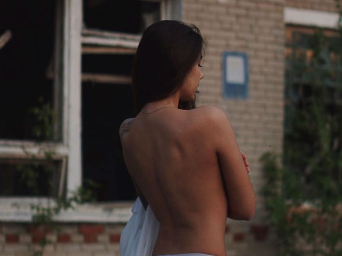 Девушка снялась топлесс в Чернобыле