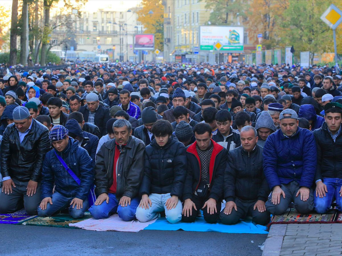 Сегодня мусульмане празднуют. Праздники Ислама Ураза байрам. Мечеть Ураза байрам. Праздник мусульман в Москве. Ураза байрам в Москве.