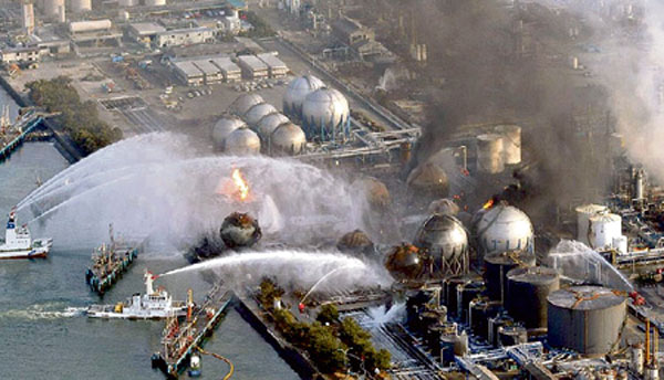 Японскую АЭС «Фукусима-1» после взрыва в марте 2011-го тоже поначалу тушили водой, но вовремя спохватились и поняли, что это только усилит распространение радиации