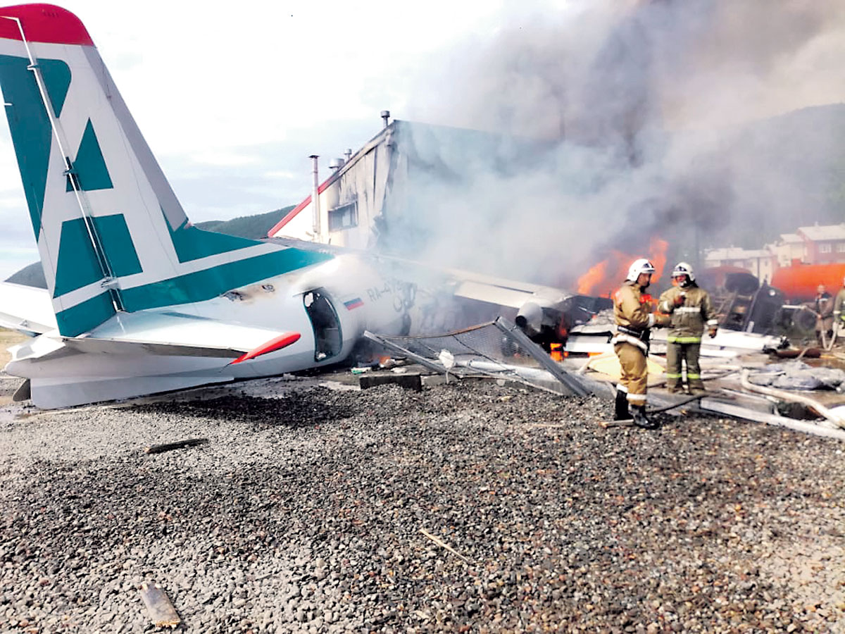 В Нижнеангарске самолет загорелся, врезавшись в здание