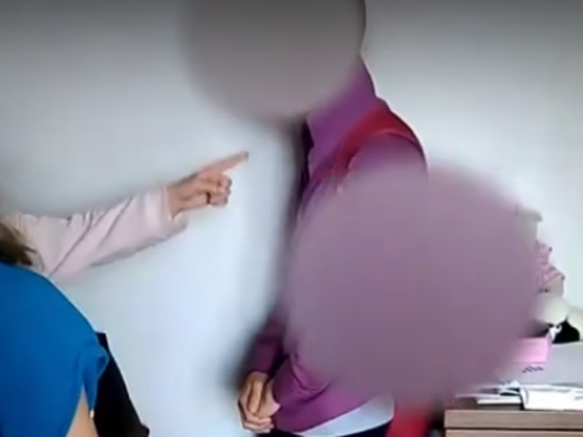 Школьницы толпой избили парня