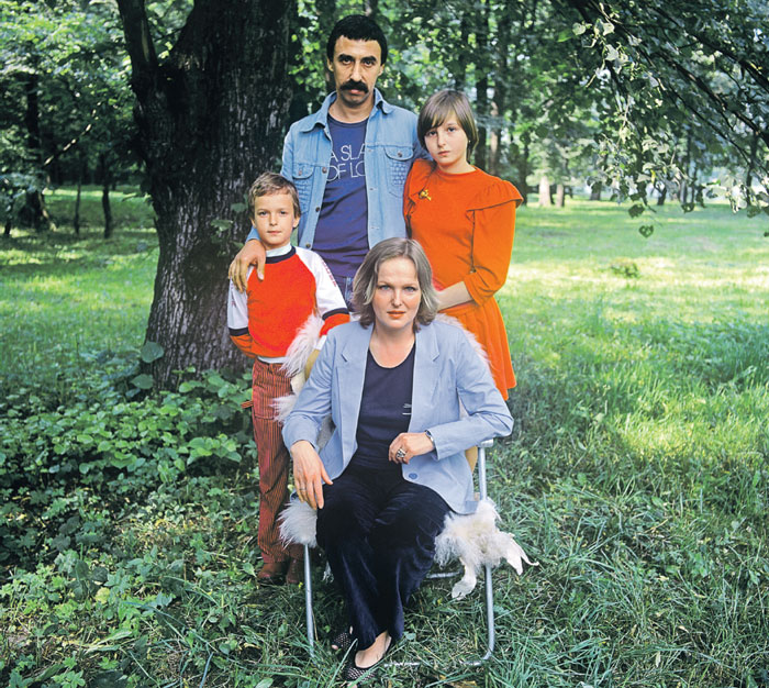 Елена и Юрий с детьми - Павликом и Ирочкой перед отъездом из Советского Союза