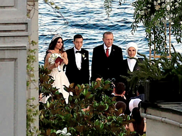 Свидетелем со стороны жениха выступил президент Реджеп Тайип Эрдоган. Такую высокую честь глава республики оказал спортсмену родной страны впервые