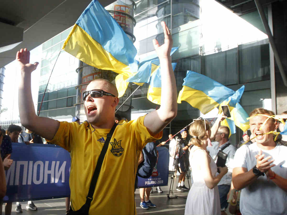украинских туристов выселили из отеля за вывешенные флаги