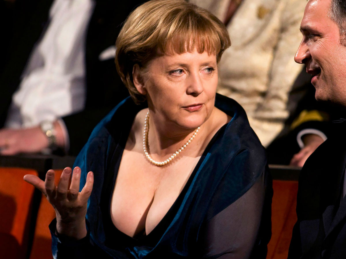 Ангела Меркель в платьях и юбках