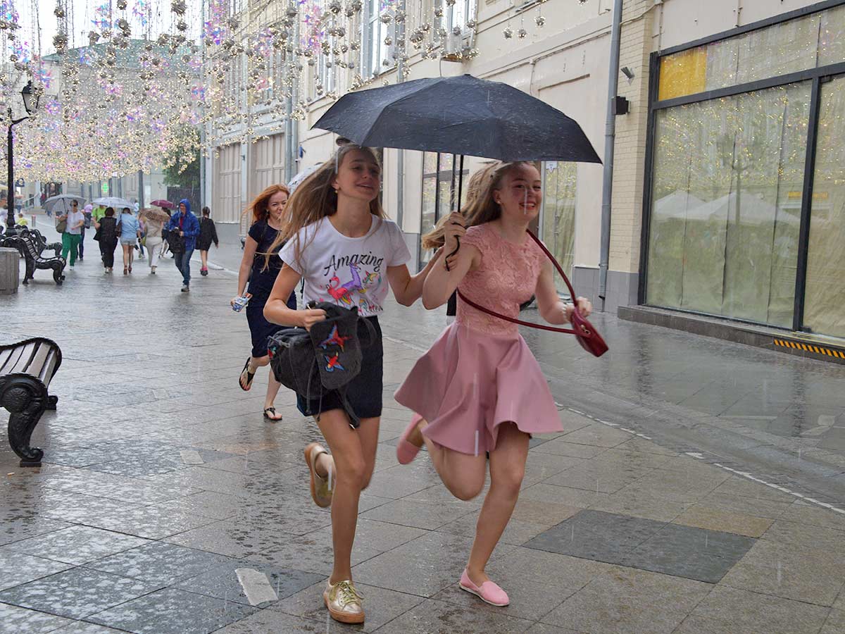 Завтра какая ожидается. Дождь в Москве летом. Дождик в Москве. Дождливый день в Москве. Летний ливень в Москве.