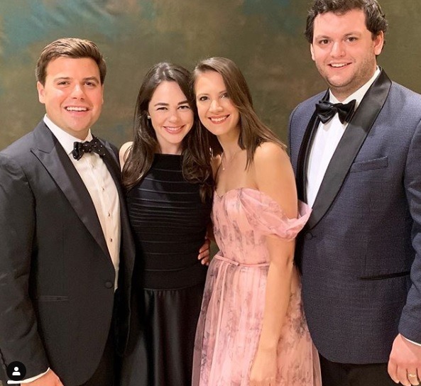 Кира Пластинина с мужем и друзьями