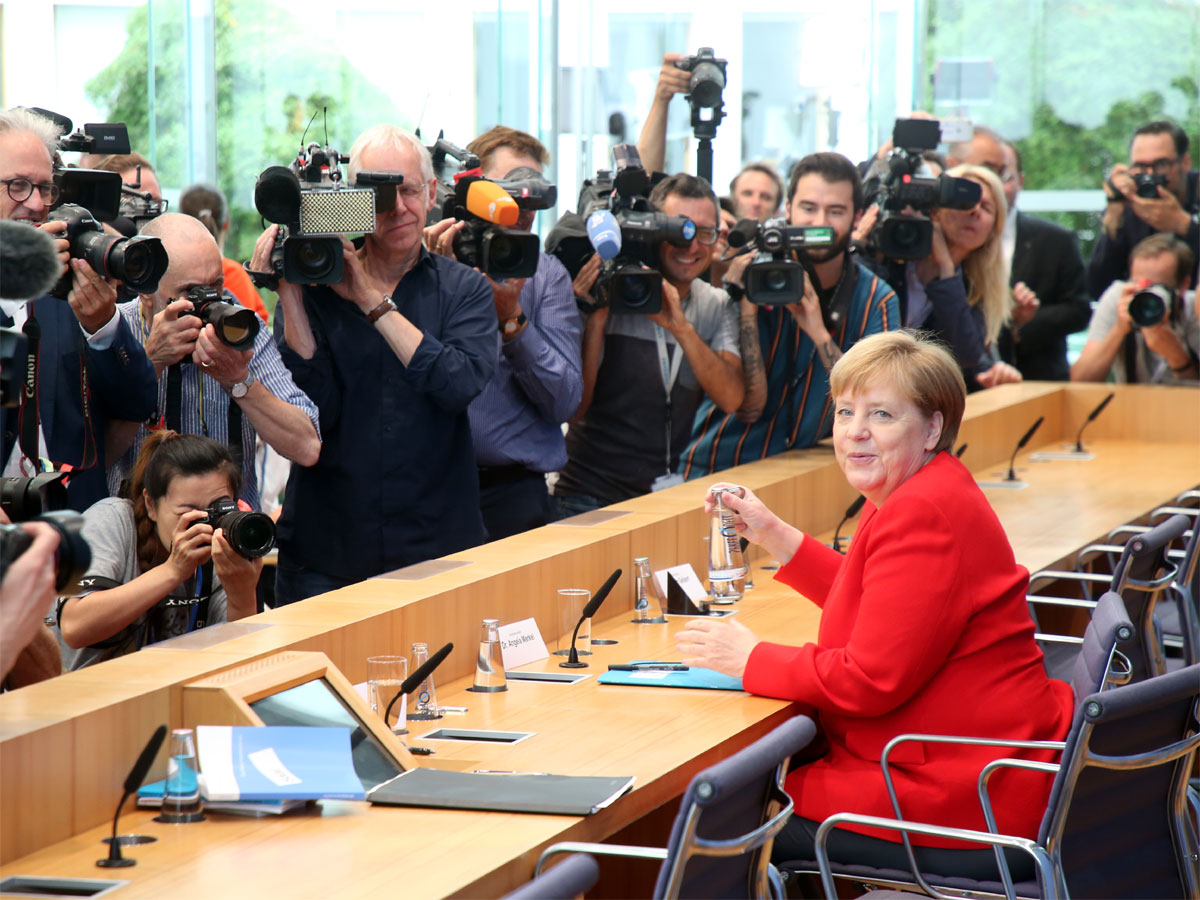 Териотоксикоз возникает из-за переизбытка гормона щитовидной железы. На пенсию пора бабушке Ангелине. Впрочем, какая она, к лешему, бабушка: детей-то нет, а следовательно, нет и никогда не будет внучат