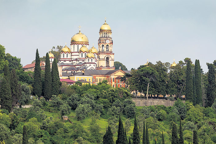 Организованная экскурсия в Ново-Афонский монастырь обойдется рублей в 500, вход в карстовые пещеры - 400 руб.
