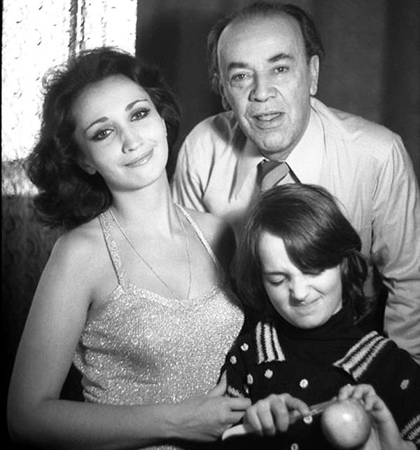Ирина с дочкой Лалой и отцом Александром Саркисовым-Аллегровым, театральным режиссером и актером