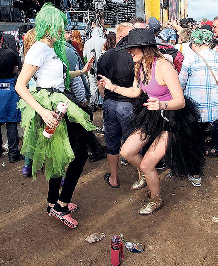 Под «Ночных снайперов» девушки сбацали белый танец