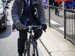 Борис Джонсон любит ездить на велосипеде. Жители Лондона даже прозвали прокатные двухколесные «Байки Бориса». В Интернете шутят: Джонсон настолько неуклюжий, что стоит оставаться дома, когда он выезжает на велопрогулку — может, ненароком кого-нибудь и сшибить. Фото: legion-media.ru