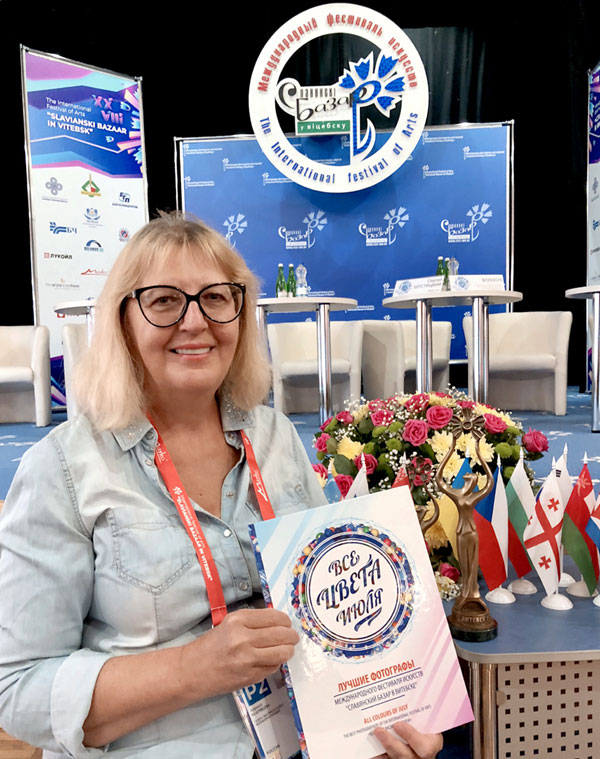 Наша Лара и её эпохальный снимок (ниже) из фестивального фотоальбома