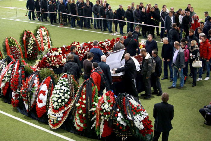 На похороны народного любимца пришли 15 тыс. человек