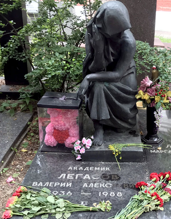 Те, кто поверил чернушникам с телеканала HBO, вопят, мол, могила ученого на Новодевичьем кладбище, якобы затравленного КГБ, утопает в цветах. Но там всего пара скромных букетов