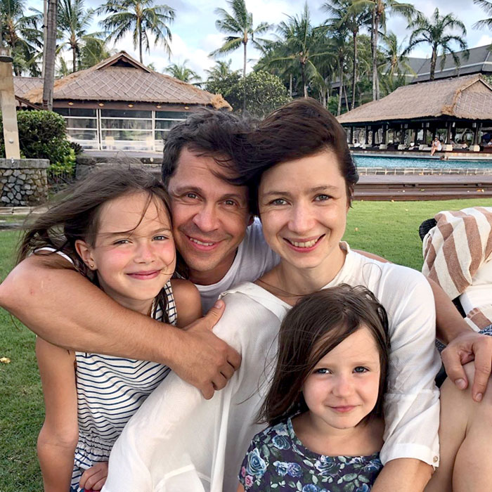 Актер с Дарьей Мясищевой и дочками Варей и Сашей