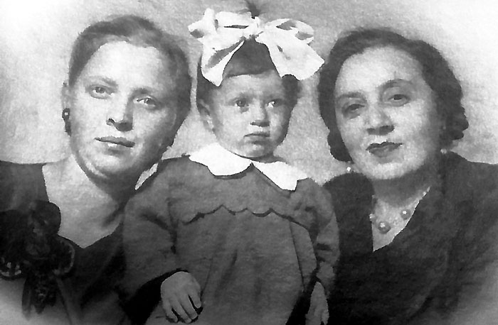 Супруга нашего героя Нина Васильевна, дочка Вера и мама Софья Михайловна