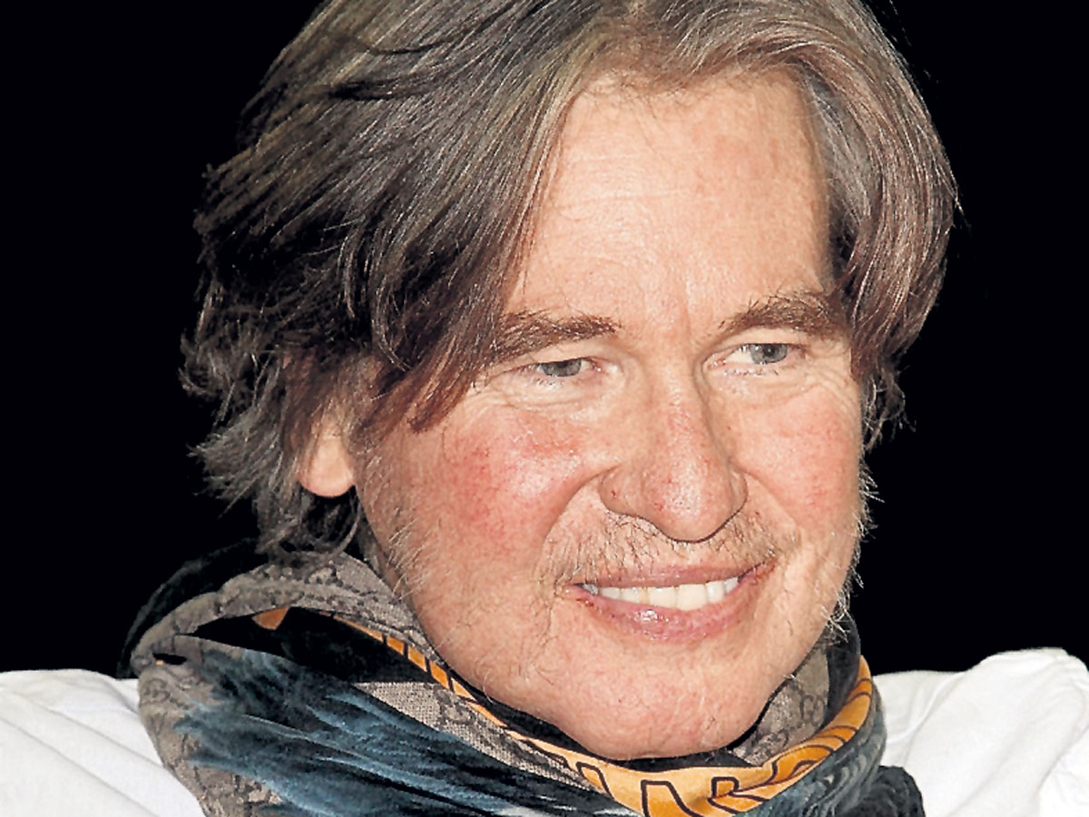 После операции на трахее Вэл вынужден закрывать шрам шарфом