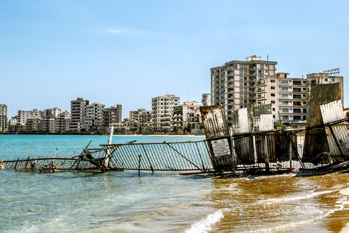В результате войны заброшенными стали целые города (на фото Фамагуста)