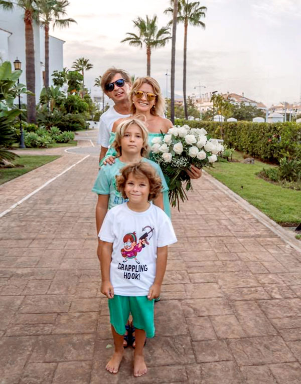 Ася с сыновьями - Авивом и Давидом - в основном живет в Испании. Мальчики там ходят в школу