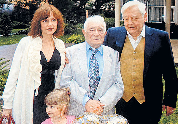 Натансон (в центре) с Мариной Зудиной, Олегом Табаковым и их дочкой Машей