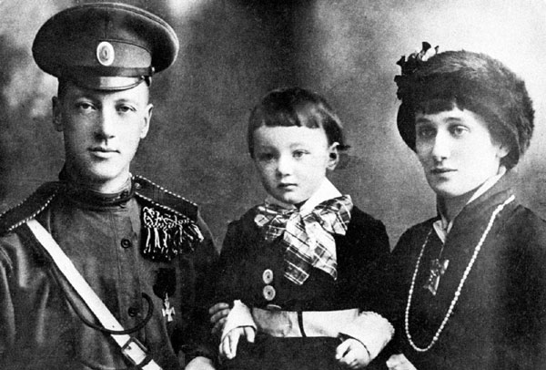 Поэтесса с мужем Николаем Гумилевым и сыном Львом (1915 г.)