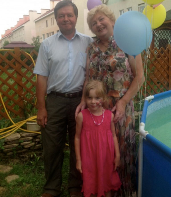 Предполагаемая дочь Бартошека с мужем и внучкой