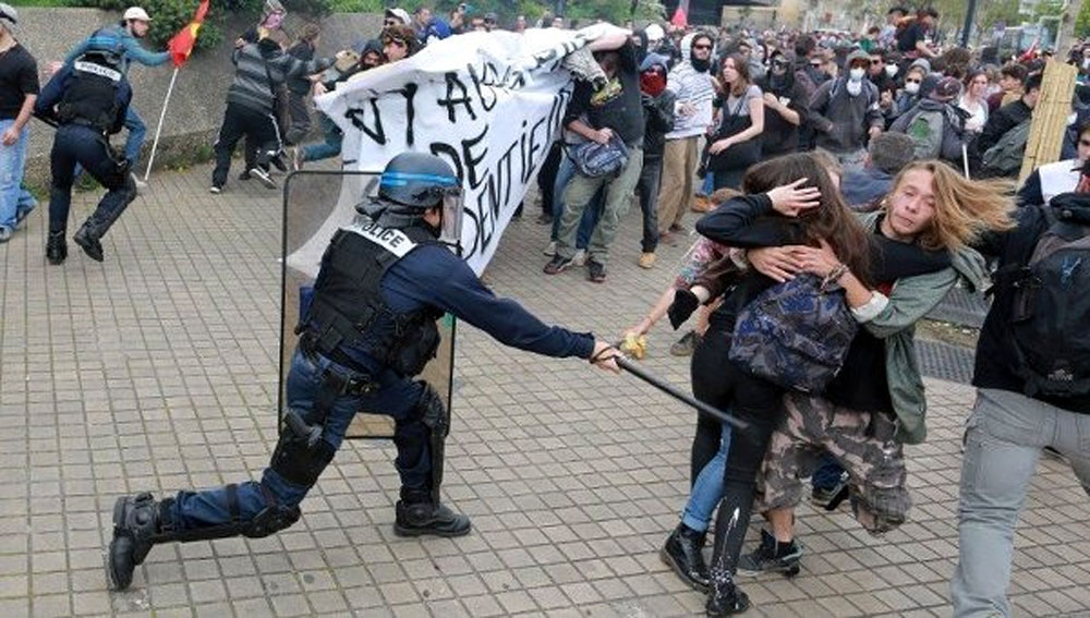 Во всех цивилизованных странах провокаторов и хулиганов усмиряют грубой силой. Причём в Европе действуют гораздо жестче, чем в России.